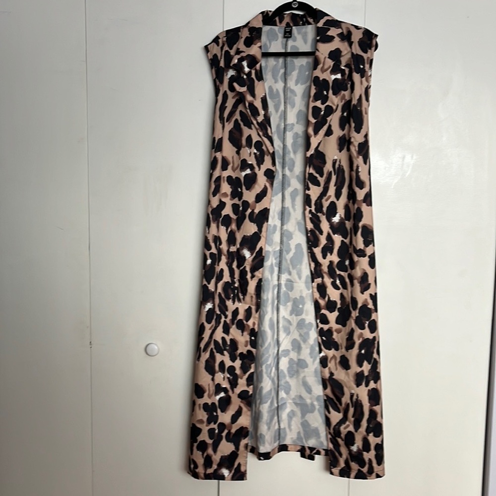 Long leopard print vest. Size 4X